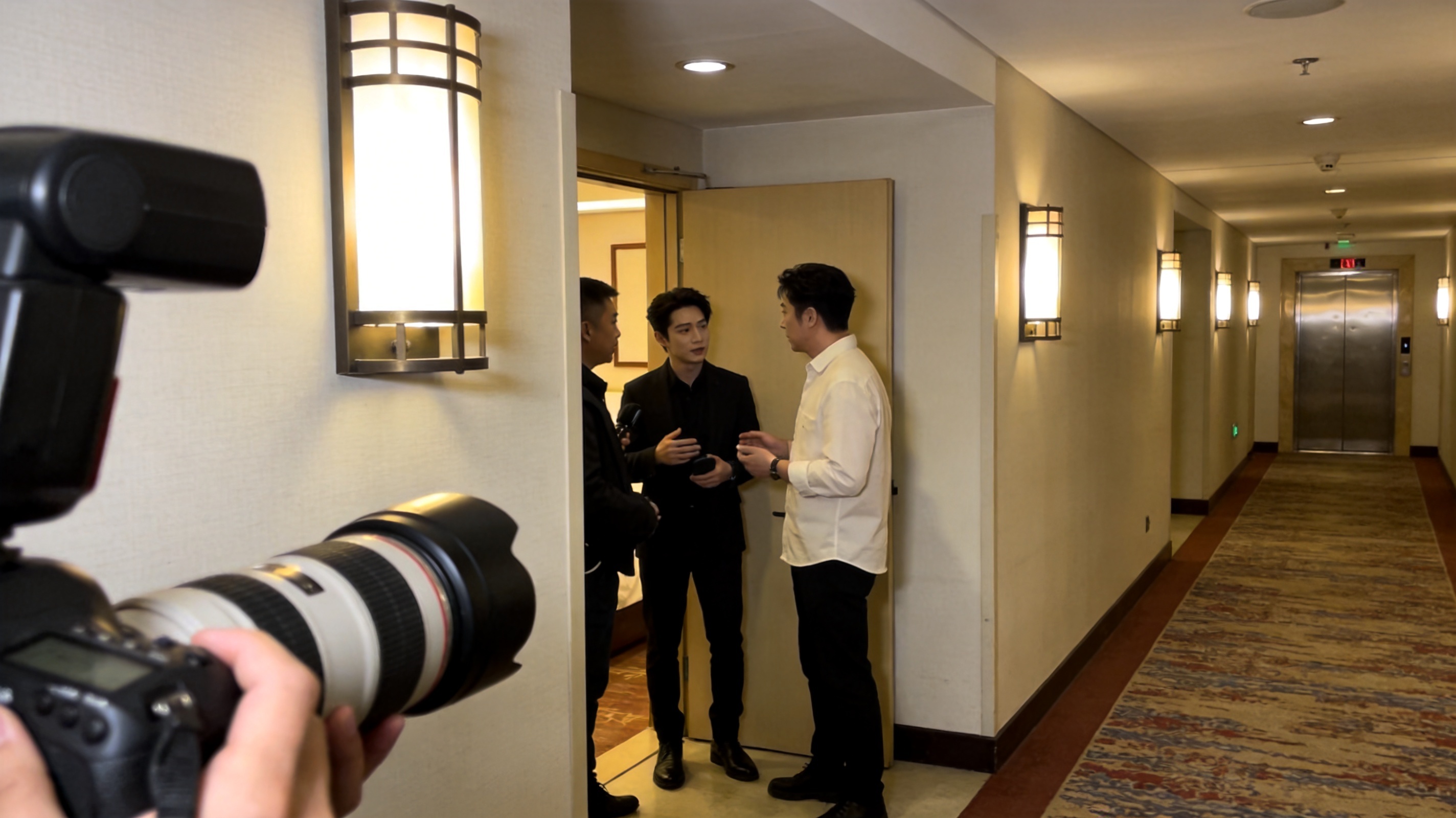 私生饭偷拍艺人酒店夜会导演